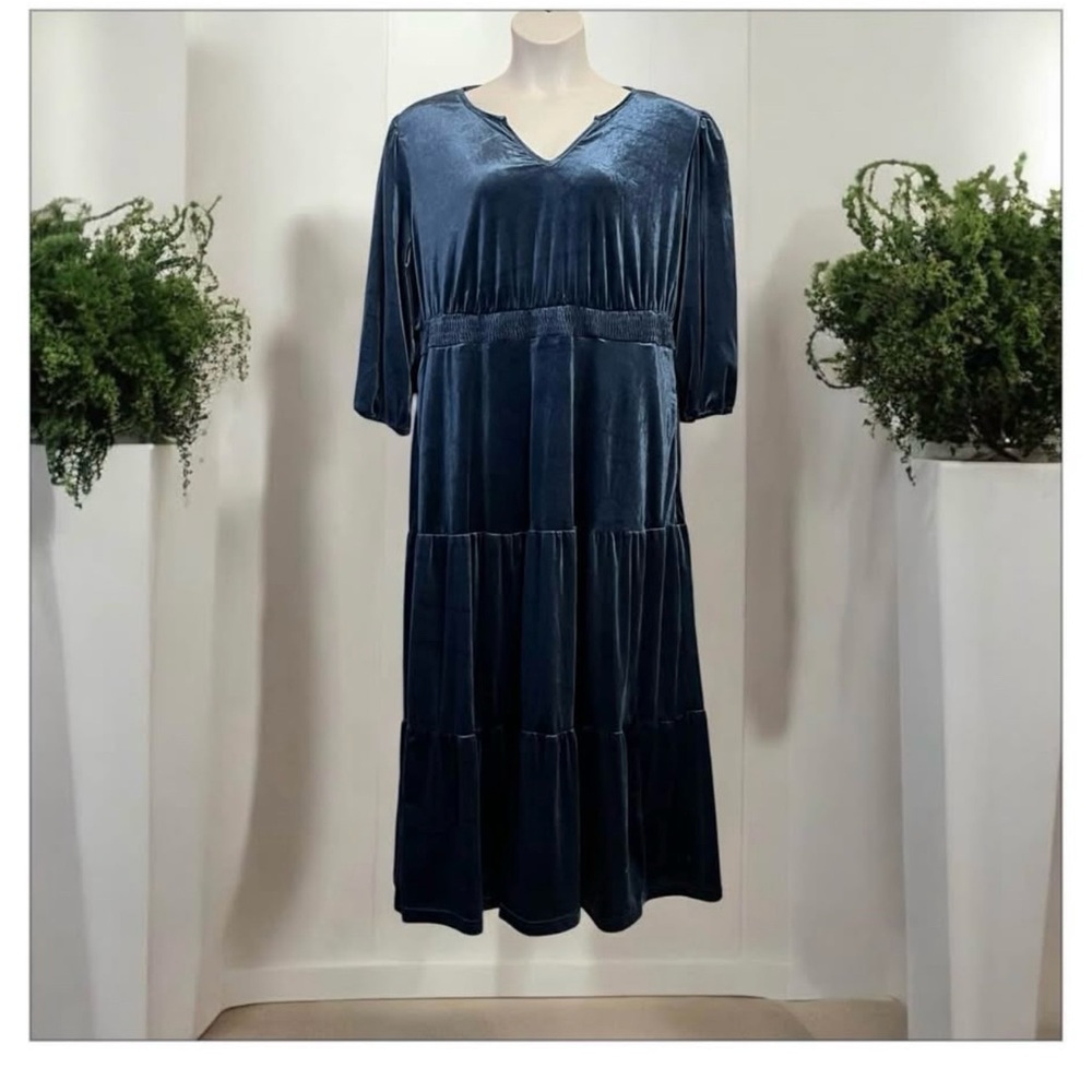 BloomChic Midnight Blue Velvet Midi Dress
